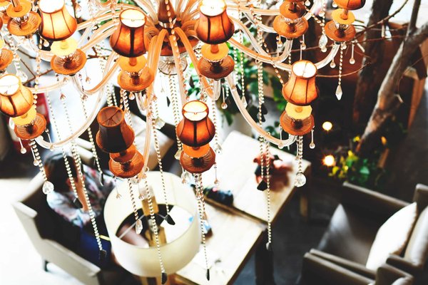 Quels sont les secrets pour assortir des bijoux en opale avec des tenues de soirée ?