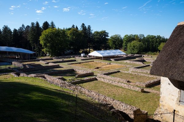 Comment choisir des chapeaux qui complètent une tenue d'été sans l'alourdir ?