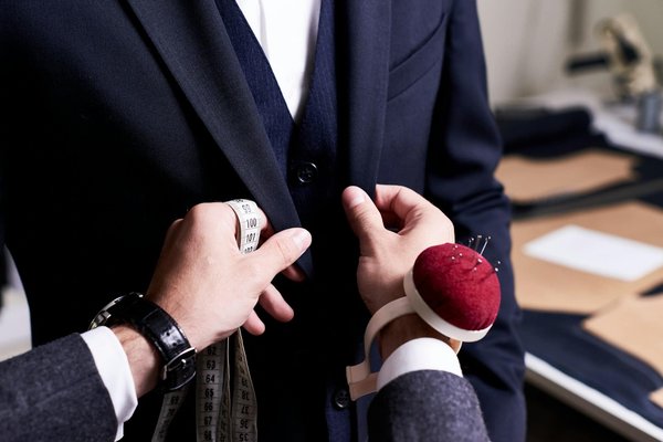 L'élégance sur mesure : Les secrets des costumes personnalisés à Paris