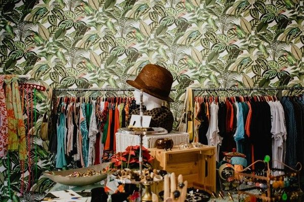 Les astuces pour organiser votre dressing et maximiser l'espace